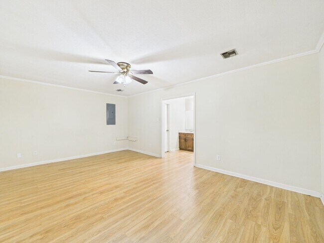 Building Photo - 4 Bedroom/3 Bathroom Home Available NOW!