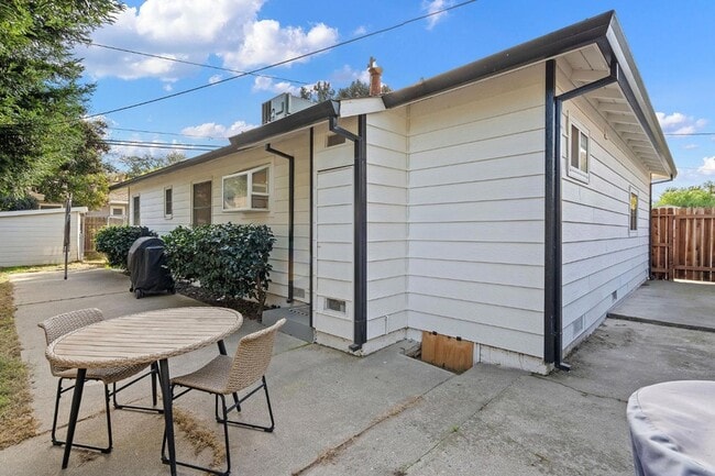 Building Photo - 8 17th St