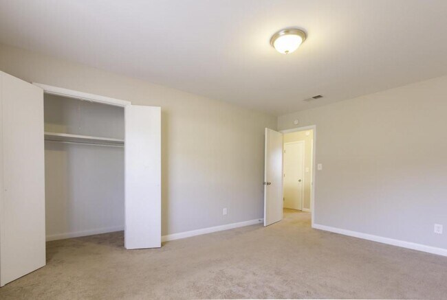 Building Photo - 2432 Pruitt St. #8