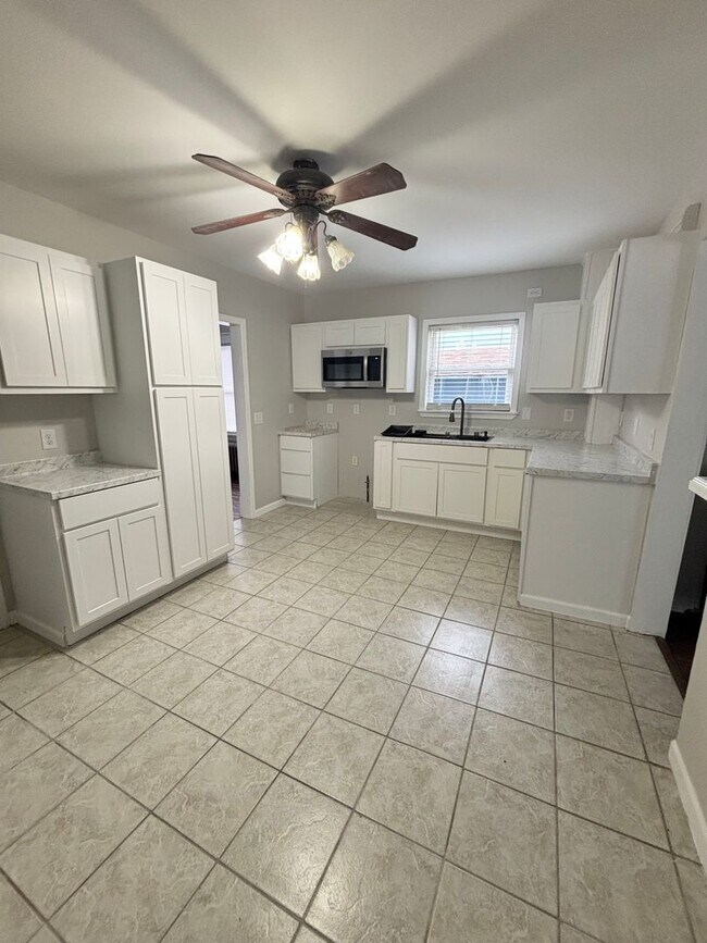 Building Photo - For Rent – Spacious 4-Bedroom Home with Modern Upgrades!