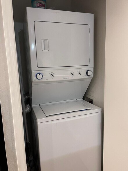 Building Photo - 533 W Guadalupe Rd