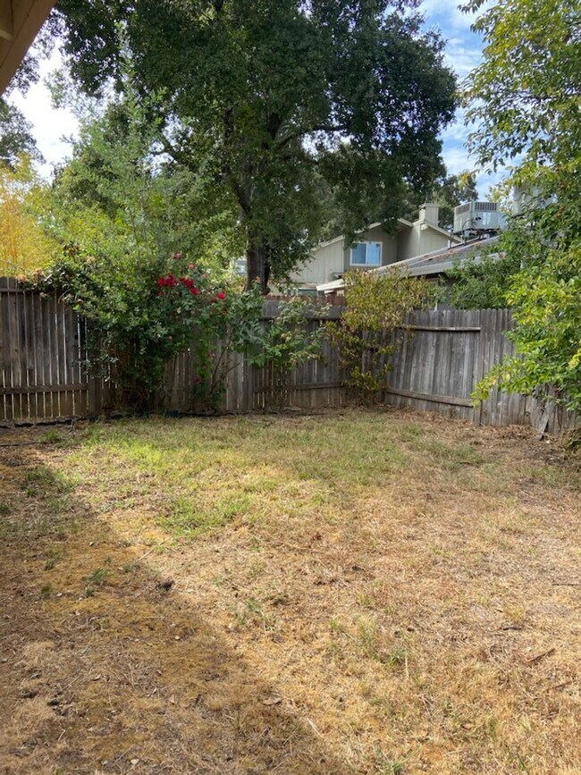 Building Photo - Roomy 2bdrm 1bath duplex off Fair Oaks Blvd near Madison Ave