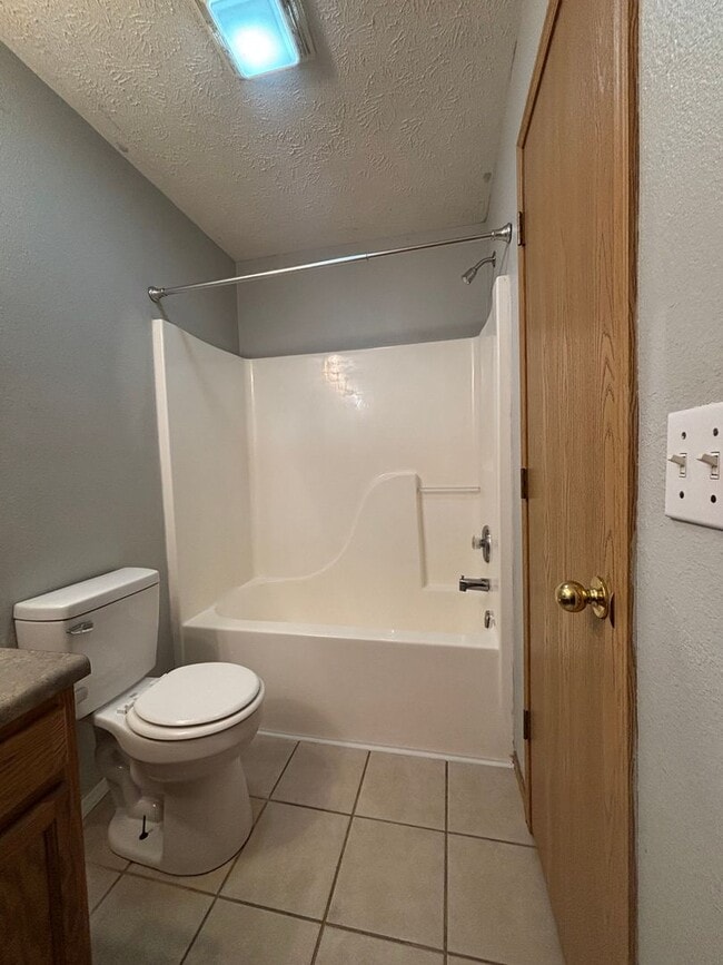 Building Photo - Recently remodeled 3 bedroom 2 full bathro...