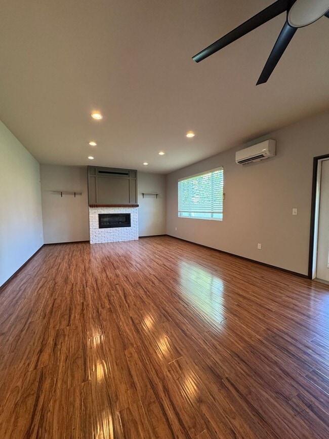 Building Photo - Spacious 5-Bedroom Home with Bonus Living ...