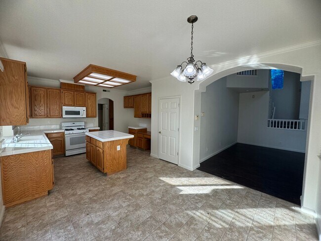 Building Photo - Spacious 2 Story Near Trails & Rose Park