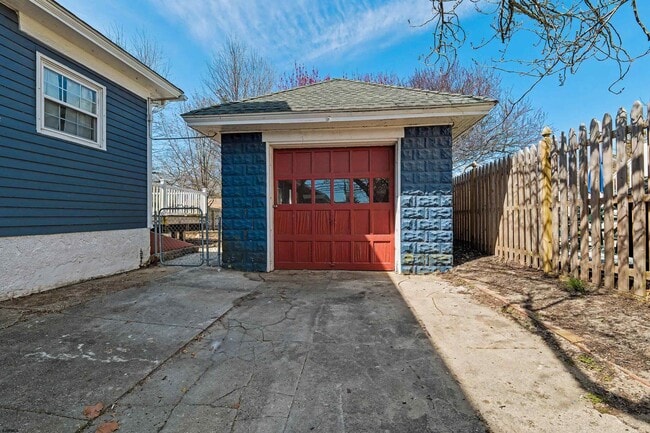 Building Photo - 615 Shore Rd