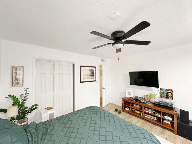 Building Photo - Beautiful, Renovated 4 Bedroom, 2 Bathroom...