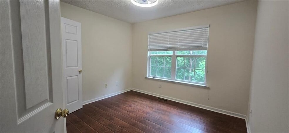 Building Photo - 3811 Roxfield Dr NE