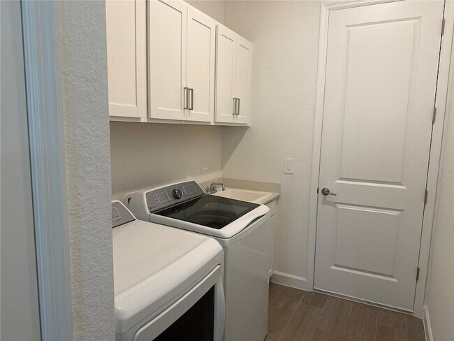 Building Photo - 7796 Lakes Edge Ln