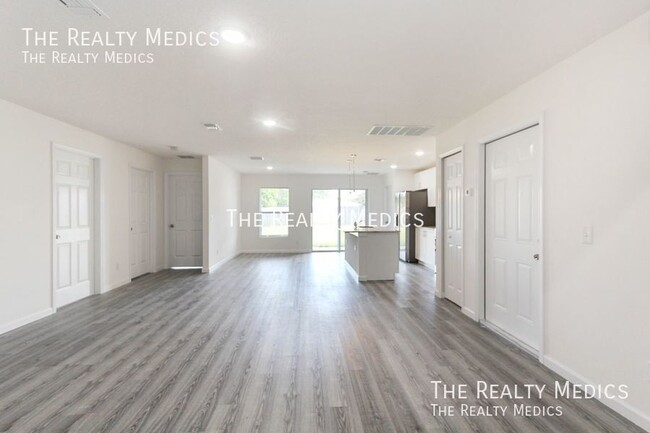 Building Photo - 1399 Medina Ave NW