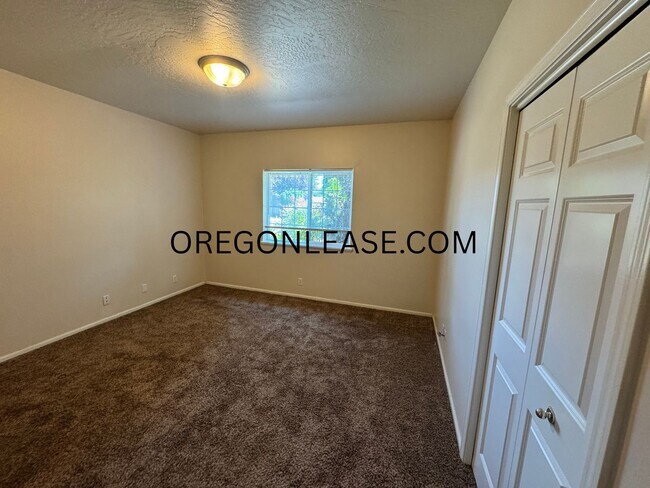 Building Photo - 3 bedroom North Eugene duplex home with full sized garage