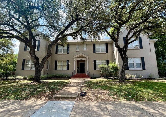Primary Photo - *LOCATION* Fabulous 1/1 with extra space O...