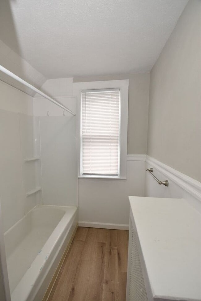 Building Photo - Near local Universities and Entertainment 4 bedroom 2 story Single Family Home