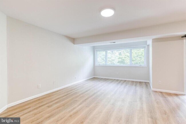 Building Photo - Welcome to contemporary luxury living in this beautifully renovated 2bd 2.5bth penthouse condo