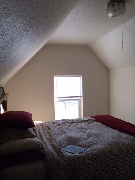 upper bedroom - 1336 Hewitt Ave