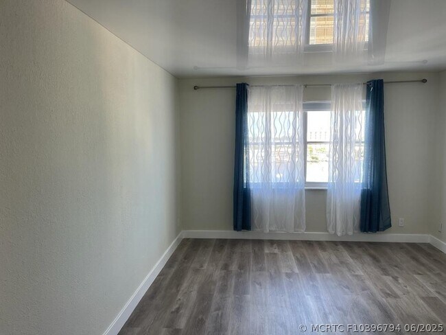 Building Photo - 401 Golden Isles Dr