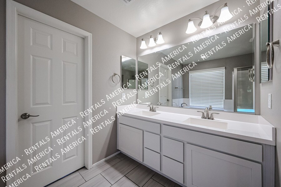 Building Photo - 257 N 56th Pl