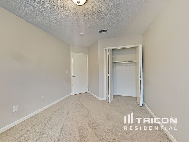 Building Photo - 1027 Chapman Cir