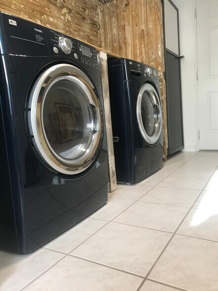 Large commercial washer and dryer. Separate laundry room/get away. - 2440 Manasota Beach Rd