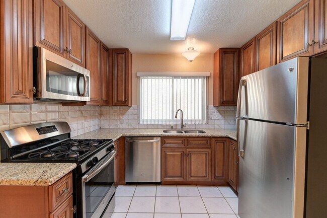 Building Photo - 4651 4 Leaf Clover Dr