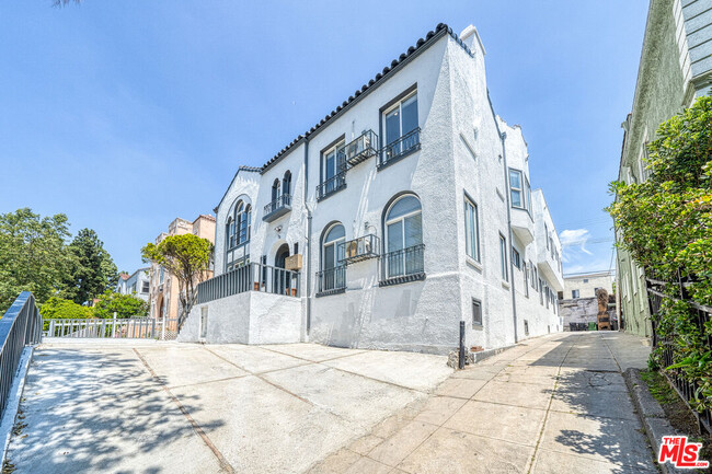 Primary Photo - 132 S Kenmore Ave
