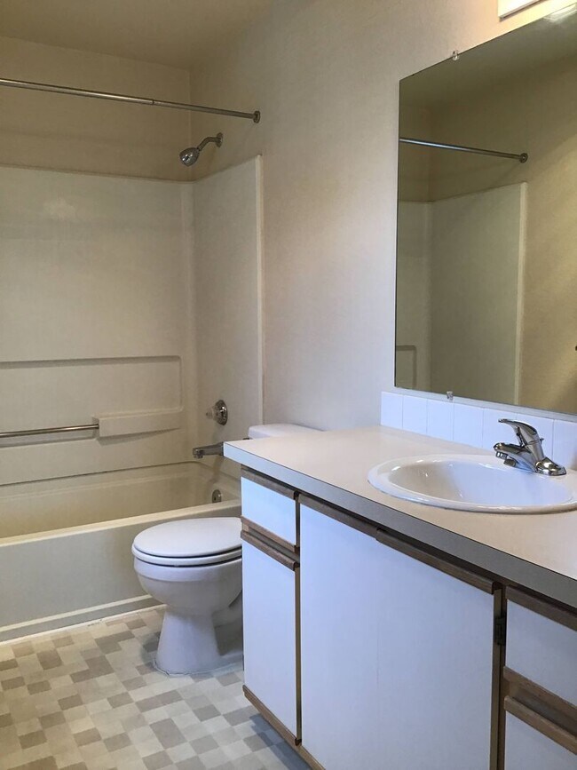 Building Photo - Stylish Modern 3 Bed, 2.5 Bath Townhouse i...