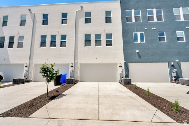 Building Photo - 570 Sego Wy