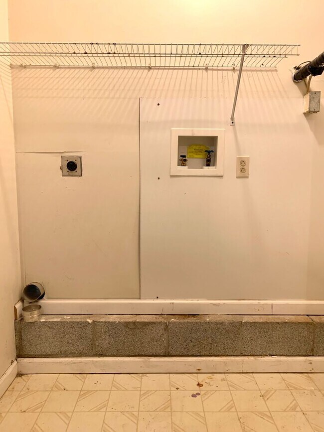 Building Photo - 811 Flyer Ct