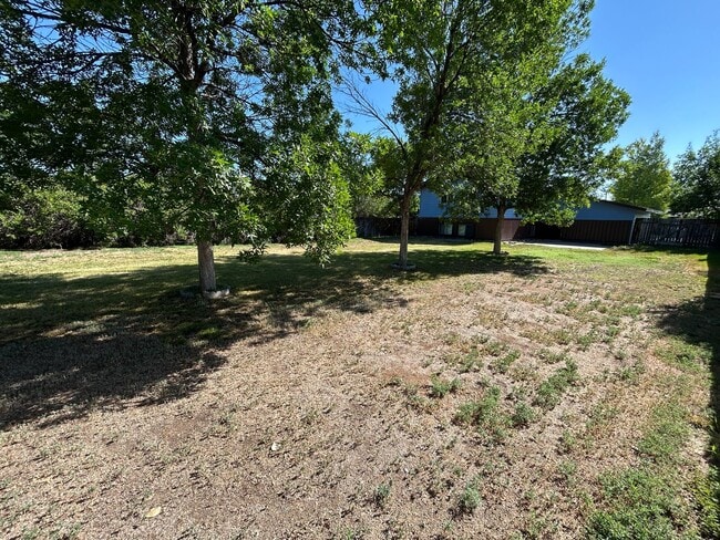 Building Photo - 5 Bed 2 Bath Home with 2 Car Attached Garage in Quiet Nice Neighborhood.