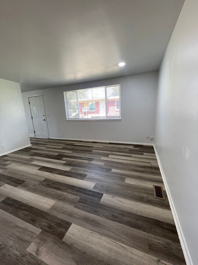 Building Photo - Roy Duplex