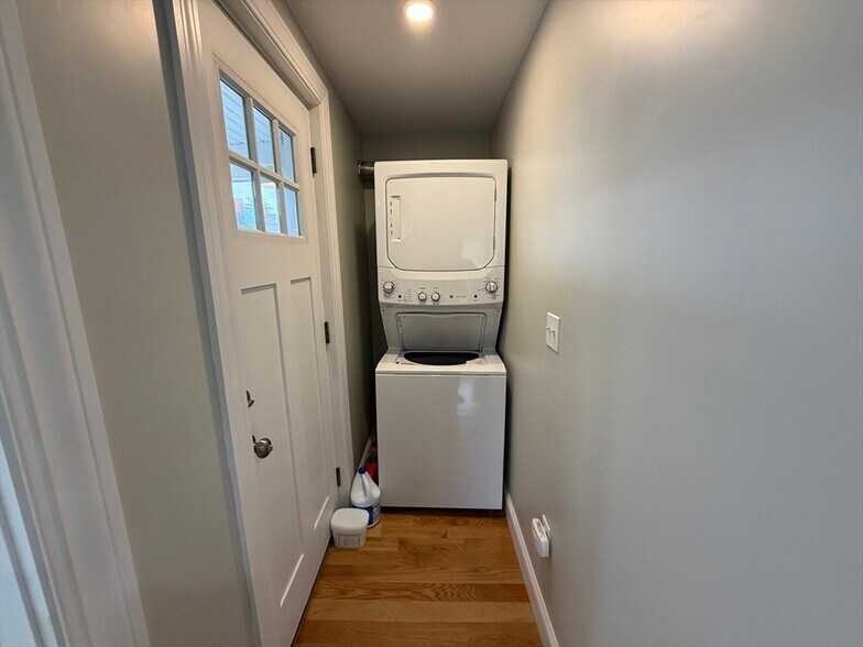 Building Photo - 1021 Winthrop Ave