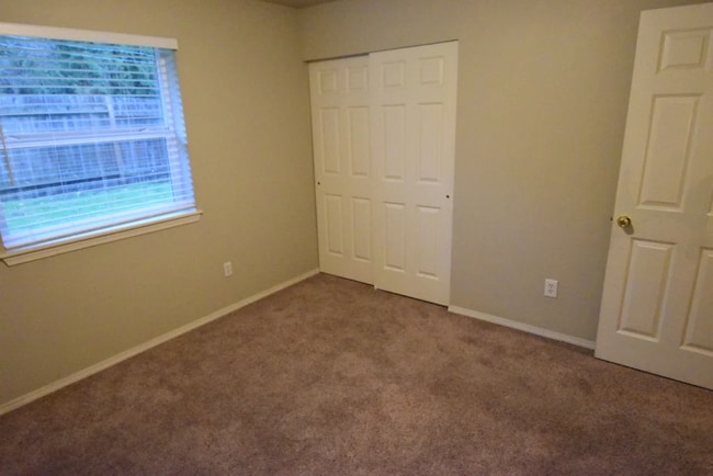 Building Photo - 13420 Des Moines Memorial Dr S