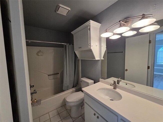 Building Photo - 9401 Buttonfield Ave