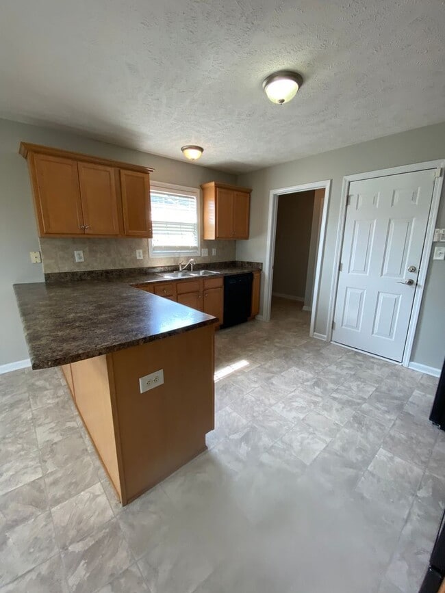 Building Photo - Great Home!  Great Location