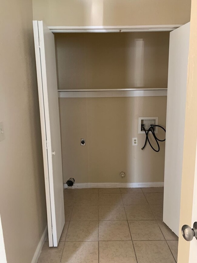 Building Photo - Newly refreshed spacious 2BD,2BR duplex in Eagle Lake, TX.