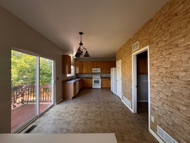 Building Photo - Newly Remodeled 3 Bedroom Home in Claremon...