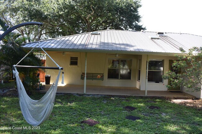 Building Photo - 890 Spirea Dr