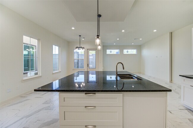 Building Photo - 2920 El Fenice Ln