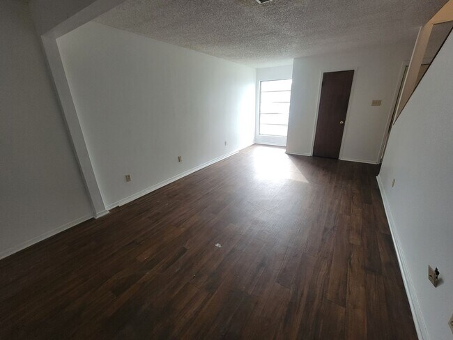 Building Photo - Commuter’s Dream Home! Live close to local food and quick interstate access