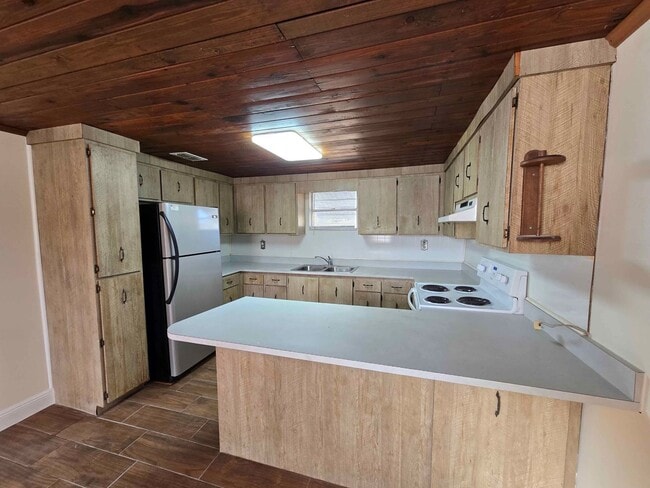 Building Photo - Two Bedroom Home with Large Fenced-in Yard