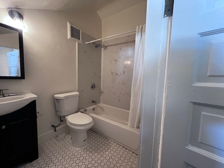 Building Photo - 722 30th St