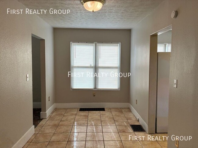 Building Photo - 909 Iola Ave