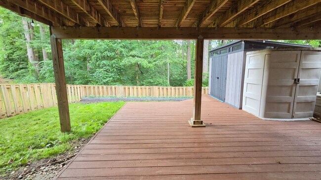 Building Photo - Beautiful Newington Forest Townhome