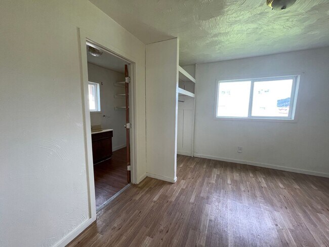 Building Photo - 2 Bedroom House With Large Yard.