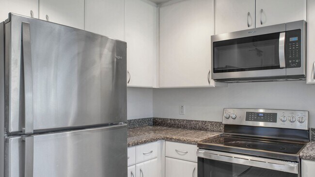 Building Photo - 250 King St