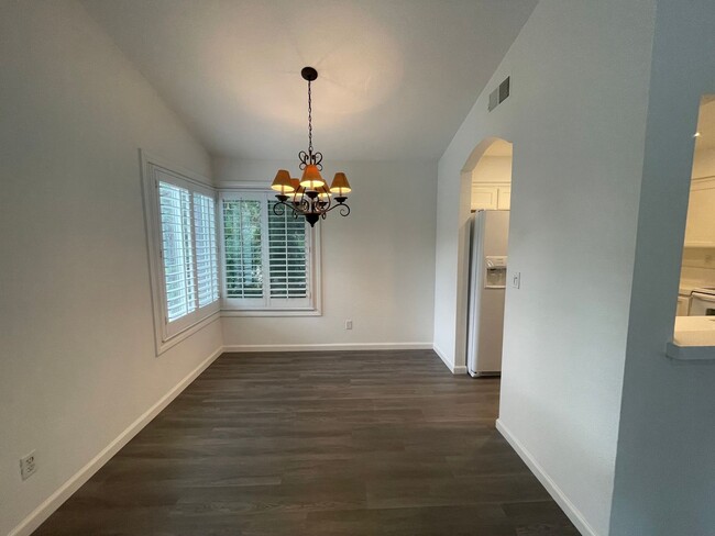 Building Photo - Spacious Remodeled Condo in desireable Com...