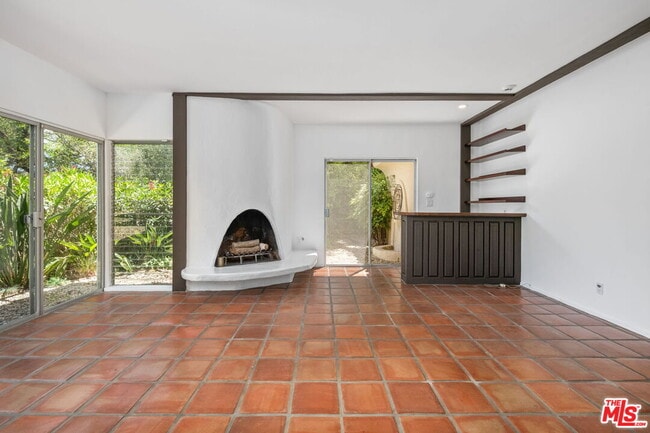 Building Photo - 2492 Banyan Dr