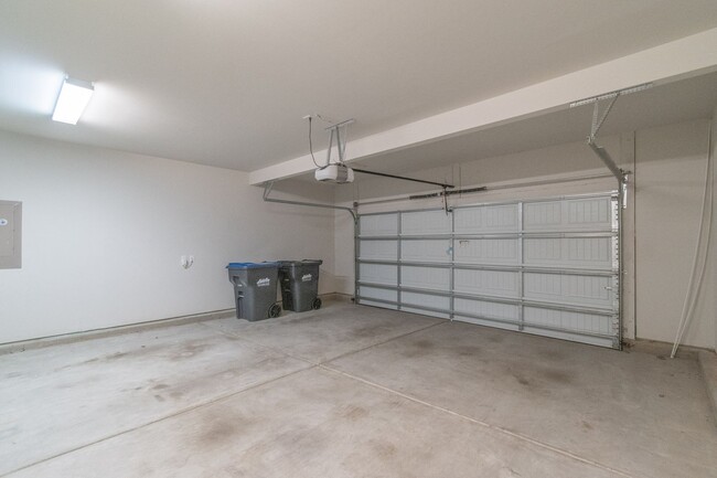 Building Photo - Spacious & Elegant 4 Bedroom Home in Fort ...