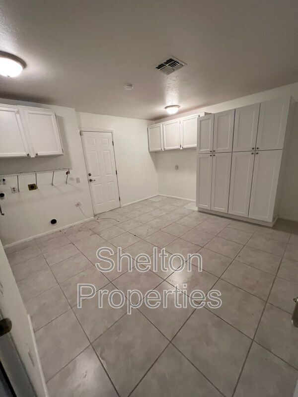 Building Photo - 9719 W Wrangler Dr