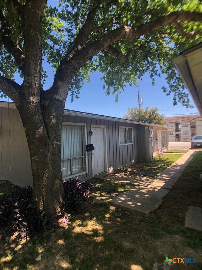 Building Photo - 1241 N LBJ Dr